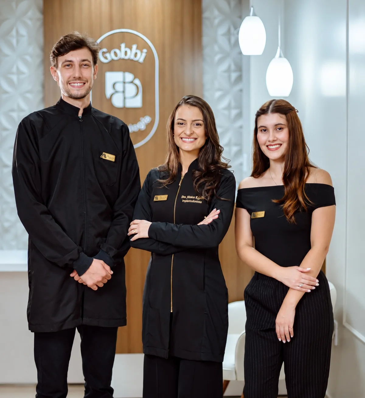 Dra. Jéssica Regina Gobbi e a equipe da Gobbi Odontologia na recepção